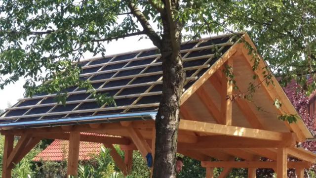 Gartenhaus im Rohbau mit Holzpfetten und Dachlatten