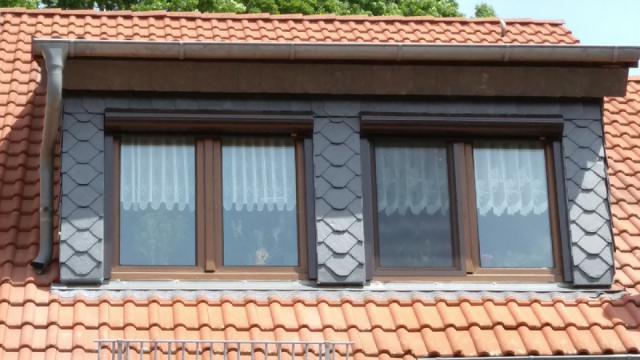 Dachgaube mit Schieferverkleidung und zwei Fenstern