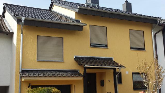 Gelbes Wohnhaus mit neu eingedecktem Dach