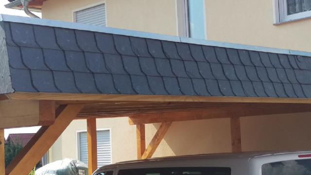 Begrüntes Schieferdach über einer Holzcarport-Überdachung