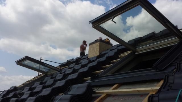 Dachdecker bei der Arbeit an einem neuen Dach mit Dachfenstern