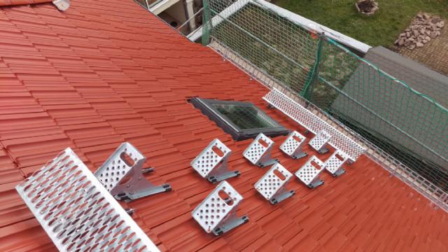 Rotes Dach mit vorbereiteten Halterungen für Solarzellen