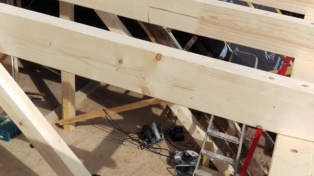 Holzkonstruktion eines Dachstuhls im Unterbau