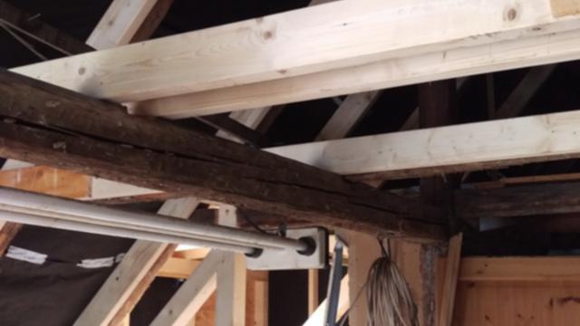 Blick auf eine Dachstuhl-Konstruktion aus Holz