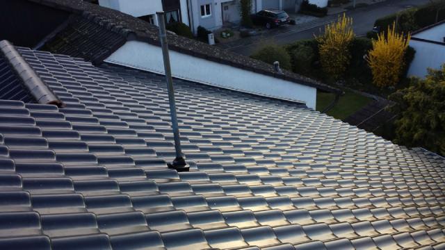 Fertiges graues Metaldach mit Dachdurchführung